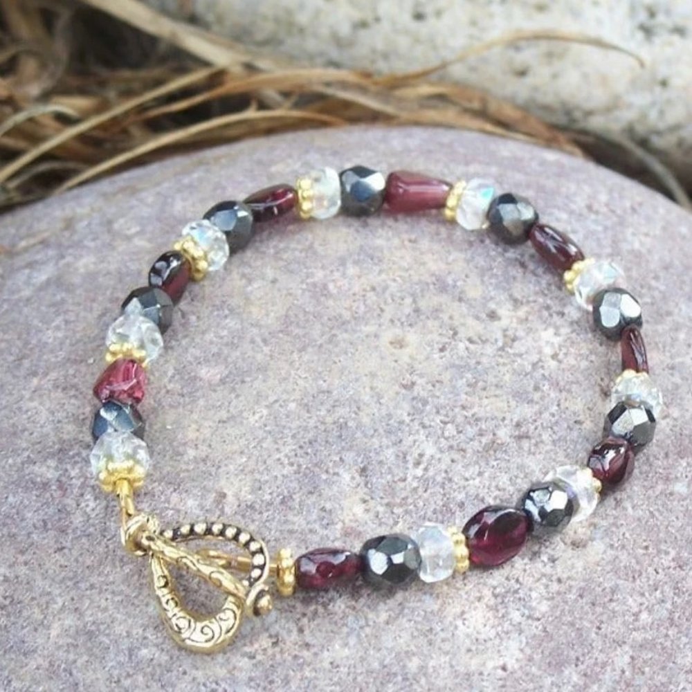 Valentine Bracelet With Garnets and Crystal Beads and Heart Toggle 7.75 Inch NWT